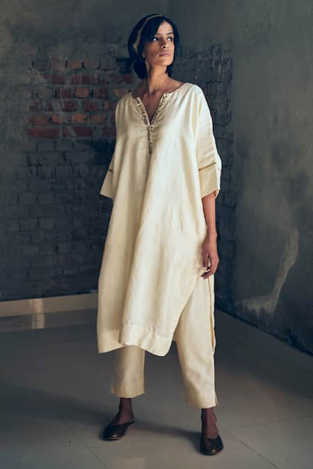 Shorshe Clothing White Silk Embroidered Notched Kaftan Kurta And Chanderi Pant Set 