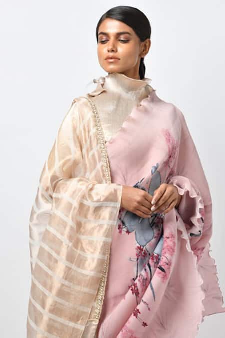 Kiran Uttam Ghosh Pink Pleated Polyester Mix High Neck Printed Saree With Blouse at Aza Fashions Kiran Uttam Ghosh_Pink Pleated Polyester Mix High Neck Printed Saree With Blouse _at_Aza_Fashions