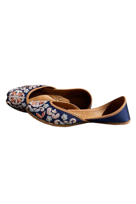 Shop_Kurrbat_Blue Embroidered Khwaab Velvet Juttis _at_Aza_Fashions