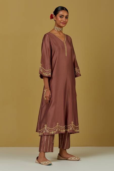 Ikshita Choudhary Pink Chanderi Silk Embroidered Floral V Neck Kurta And Pant Set Online at Aza Fashions Ikshita Choudhary_Pink Chanderi Silk Embroidered Floral V Neck Kurta And Pant Set_Online_at_Aza_Fashions