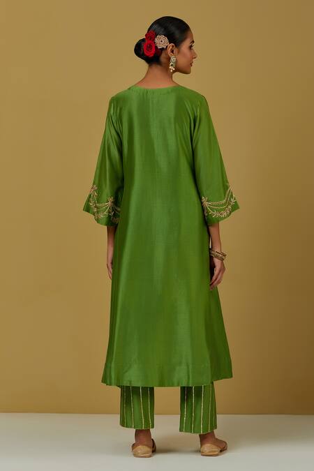 Shop Ikshita Choudhary Green Chanderi Silk Floral V Neck Kurta And Pant Set at Aza Fashions Shop_Ikshita Choudhary_Green Chanderi Silk Floral V Neck Kurta And Pant Set_at_Aza_Fashions