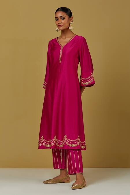 Ikshita Choudhary_Magenta Chanderi Silk Embroidered Floral V Neck Kurta And Pant Set_Online_at_Aza_Fashions