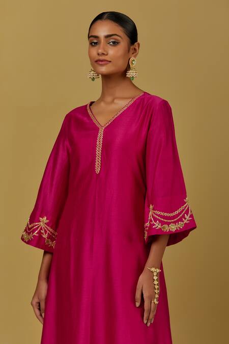 Ikshita Choudhary_Magenta Chanderi Silk Embroidered Floral V Neck Kurta Pant Set_at_Aza_Fashions