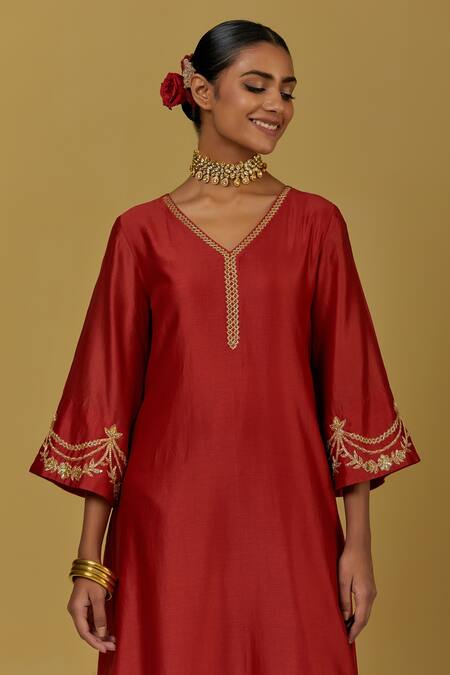 Ikshita Choudhary Red Chanderi Silk, Tissue Organza Floral V Neck Kurta Pant Set at Aza Fashions Ikshita Choudhary_Red Chanderi Silk, Tissue Organza Floral V Neck Kurta Pant Set_at_Aza_Fashions