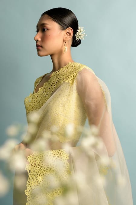 Karishma Khanduja Bareilly_White Organza Scoop Neck Saree With Blouse _Online_at_Aza_Fashions