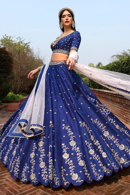Bride Wore Lehenga Signed by Her Family Members to Her Wedding
