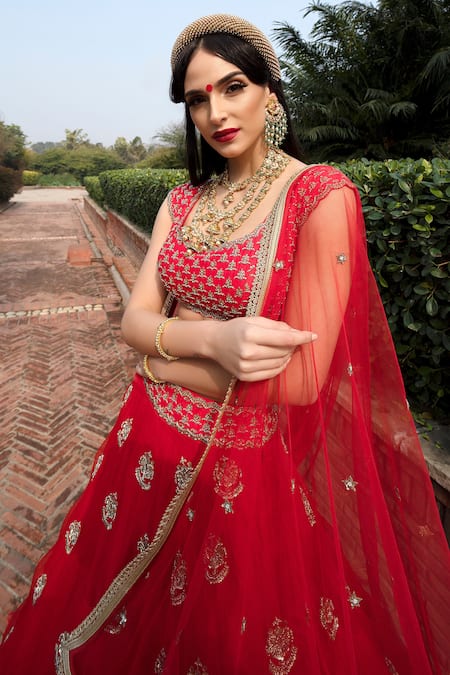 Shop Keerthi Kadire Red Raw Silk, Organza Scoop Neck Embroidered Bridal Lehenga Set at Aza Fashions Shop_Keerthi Kadire_Red Raw Silk, Organza Scoop Neck Embroidered Bridal Lehenga Set _at_Aza_Fashions