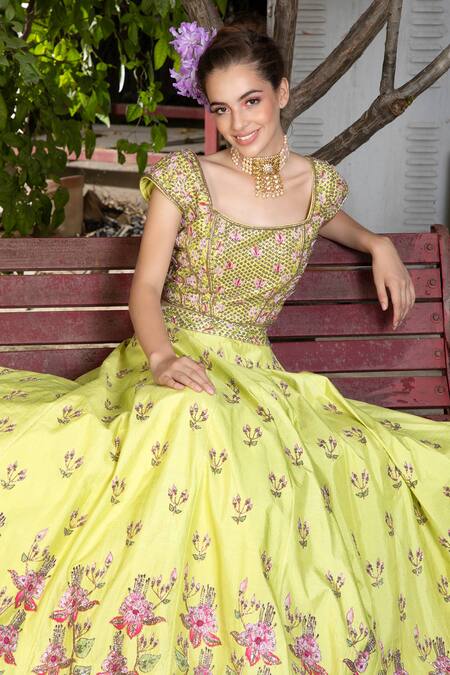 Buy_Keerthi Kadire_Green Raw , Dola Square Neck Embroidered Blouse And Lehenga Set _Online_at_Aza_Fashions