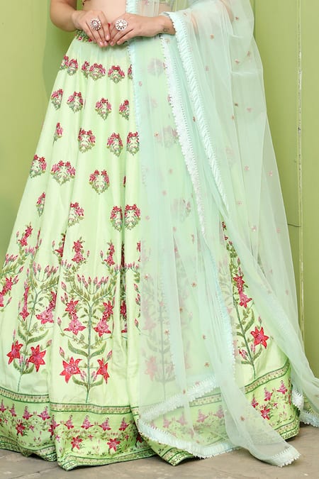 Keerthi Kadire_Green Raw Silk Embroidery Square Neck Bridal Lehenga Set _at_Aza_Fashions
