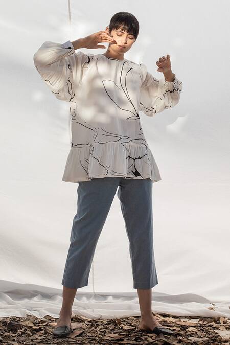 Shop Kharakapas White Anti-fit Printed Top Online at Aza Fashions Shop_Kharakapas_White Anti-fit Printed Top _Online_at_Aza_Fashions