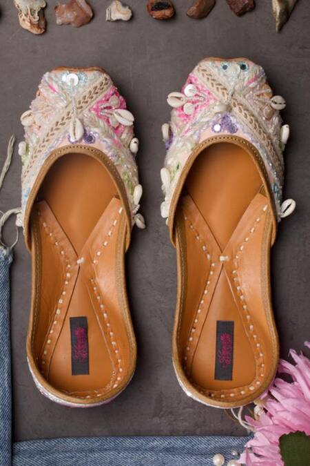 Kasually Klassy Tassel Embellished Juttis 