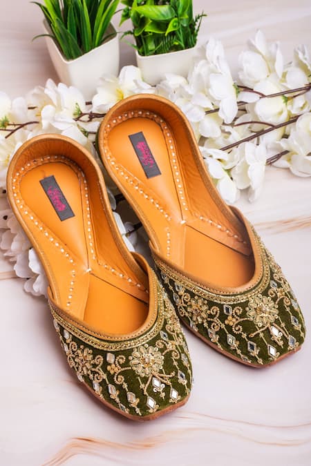 Kasually Klassy Embroidered Juttis 