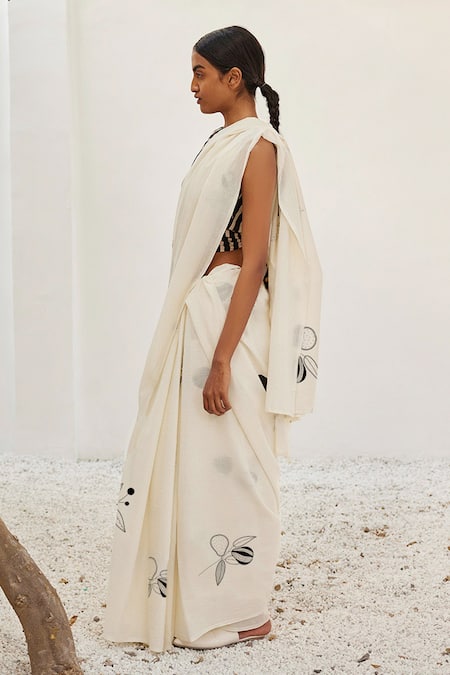 Buy Kharakapas Cream Cotton V-neck Luna Printed Saree With Wrap Blouse Online at Aza Fashions Buy_Kharakapas_Cream Cotton V-neck Luna Printed Saree With Wrap Blouse _Online_at_Aza_Fashions