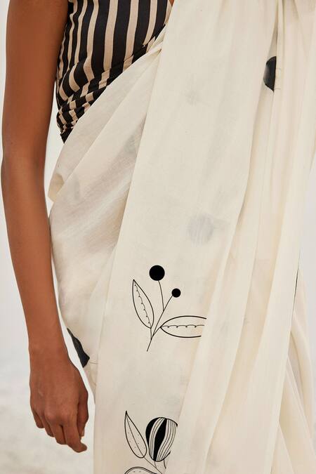 Kharakapas Cream Cotton V-neck Luna Printed Saree With Wrap Blouse at Aza Fashions Kharakapas_Cream Cotton V-neck Luna Printed Saree With Wrap Blouse _at_Aza_Fashions