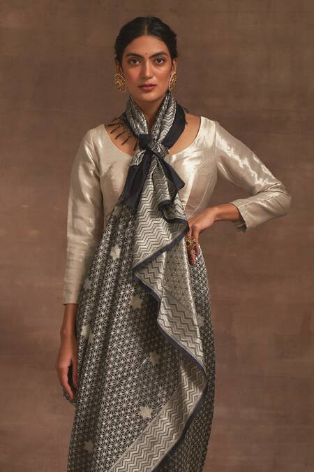 Buy Kasturi Kundal Black Jhilmil Sitara Hariyar Saree Online at Aza Fashions Buy_Kasturi Kundal_Black Jhilmil Sitara Hariyar Saree _Online_at_Aza_Fashions