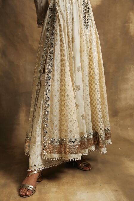 Karishma Khanduja Bareilly White Chanderi With Foil Weave V Neck Embroidered Anarkali Set at Aza Fashions Karishma Khanduja Bareilly_White Chanderi With Foil Weave V Neck Embroidered Anarkali Set _at_Aza_Fashions