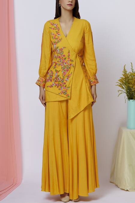 Buy_Ariyana by Aza_Yellow Moss Crepe V Neck Embroidered Kurta Set _Online_at_Aza_Fashions