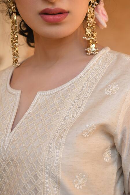 Karaj Jaipur_White Kurta Chanderi Pant Cotton Dupatta Kota Doriya Embroidery Round Set_at_Aza_Fashions