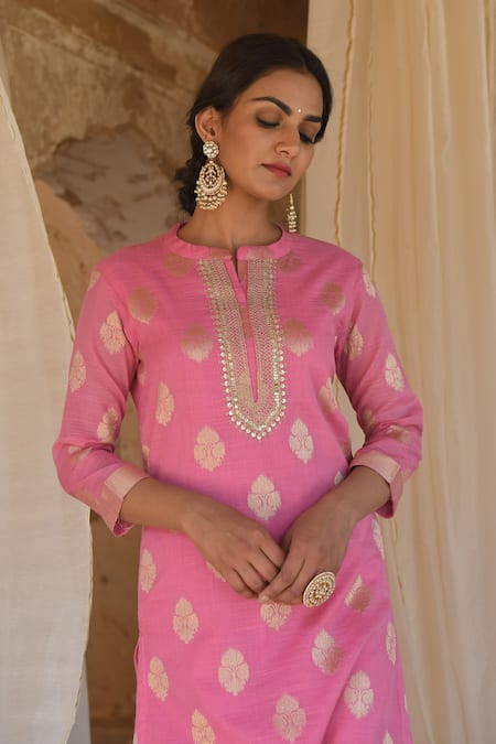 Karaj Jaipur_Pink Dupatta Banarasi Silk, Kurta Chanderi, Pant Cotton Band Set _at_Aza_Fashions