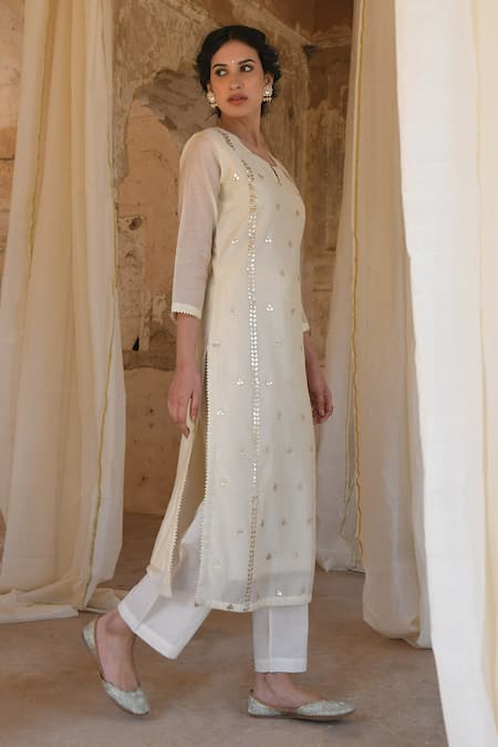 Karaj Jaipur_White Kurta Chanderi Pant Cotton Dupatta Kota Doriya Embroidery Round Set_Online_at_Aza_Fashions