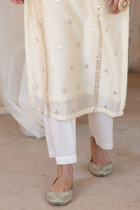 Shop_Karaj Jaipur_White Kurta Chanderi Pant Cotton Dupatta Kota Doriya Embroidery Round Set_Online_at_Aza_Fashions