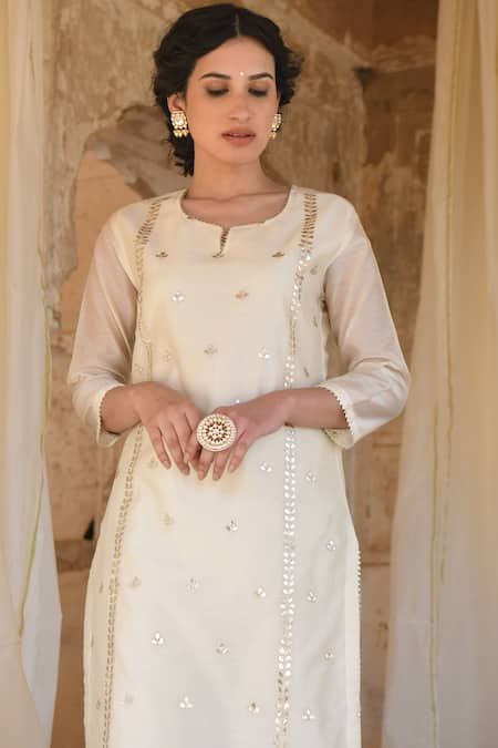 Karaj Jaipur_White Kurta Chanderi Pant Cotton Dupatta Kota Doriya Embroidery Round Set_at_Aza_Fashions