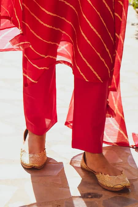 Karaj Jaipur_Pink Kurta Chanderi Printed Leheriya Round Set_at_Aza_Fashions