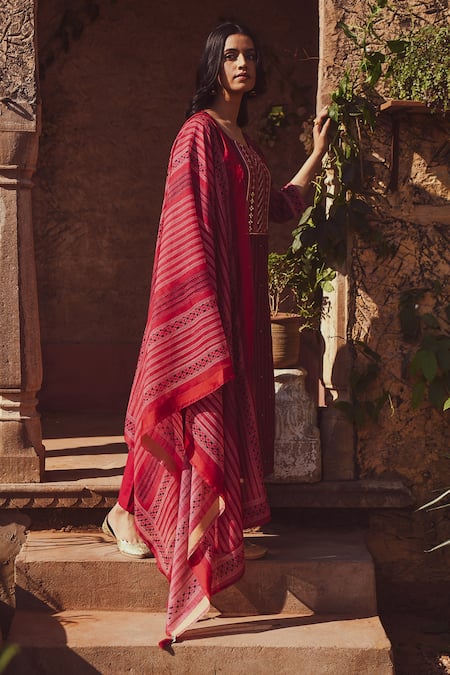 Karaj Jaipur_Magenta Kurta And Dupatta- Chanderi Embroidered Gota Round Stripe Print Set_Online_at_Aza_Fashions