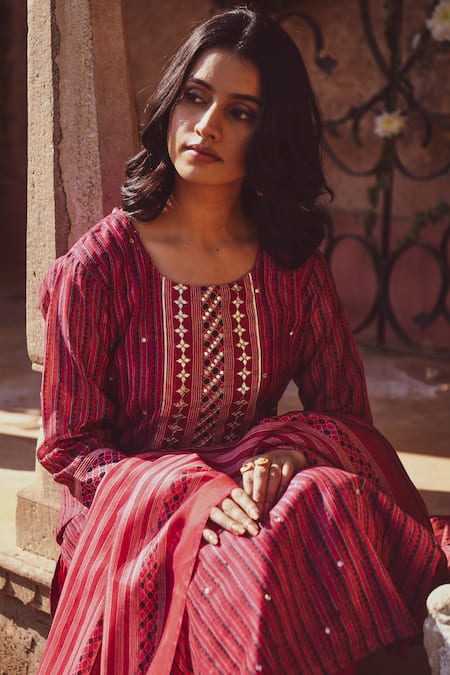 Shop_Karaj Jaipur_Magenta Kurta And Dupatta- Chanderi Embroidered Gota Round Stripe Print Set_Online_at_Aza_Fashions