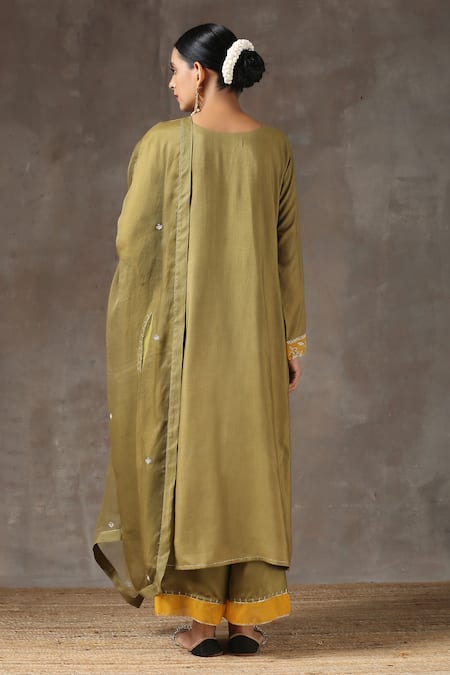 Kanika Sharma Embroidered Kurta Set 