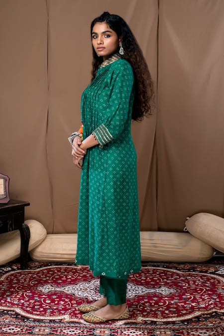 Shop Label Kinjal Modi Green Cotton Silk Bandhani V Neck Print Kurta And Pant Set at Aza Fashions Shop_Label Kinjal Modi_Green Cotton Silk Bandhani V Neck Print Kurta And Pant Set _at_Aza_Fashions