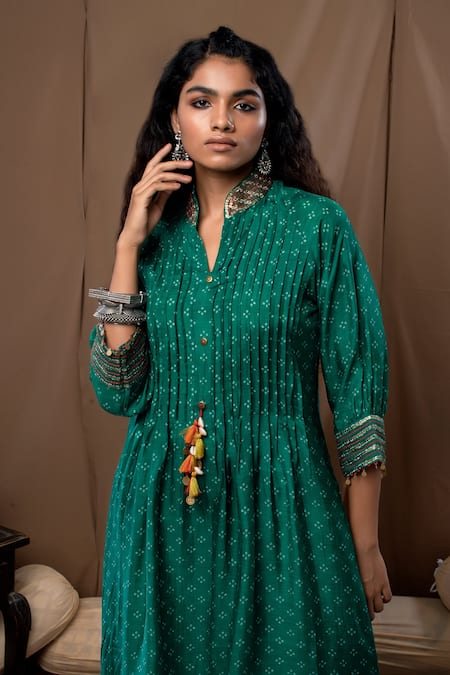 Label Kinjal Modi Green Cotton Silk Bandhani V Neck Print Kurta And Pant Set Online at Aza Fashions Label Kinjal Modi_Green Cotton Silk Bandhani V Neck Print Kurta And Pant Set _Online_at_Aza_Fashions