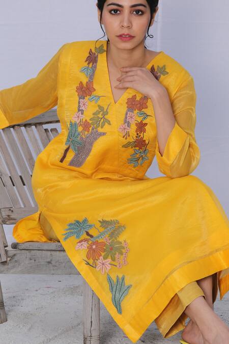 Buy_Oja_Yellow Kurta And Stole Handloom Tissue Silk, Pant Linen Satin Floral V Neck Set _Online_at_Aza_Fashions