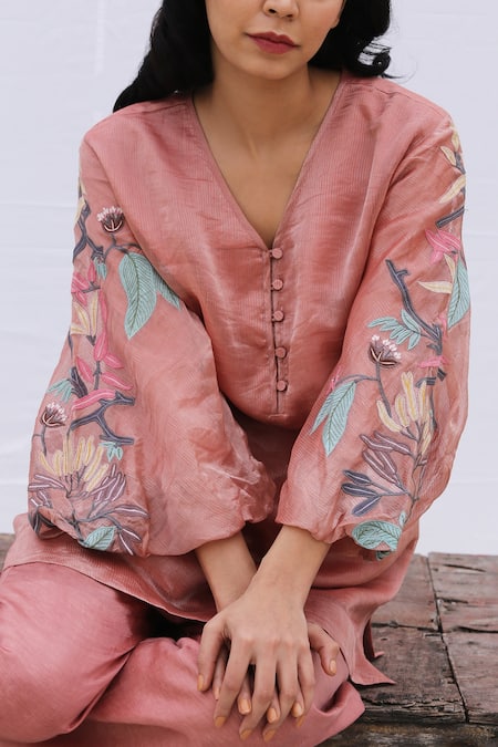 Shop Oja Pink Pant Linen Satin, Tunic Handloom Tissue Silk Floral V Neck And Set at Aza Fashions Shop_Oja_Pink Pant Linen Satin, Tunic Handloom Tissue Silk Floral V Neck And Set _at_Aza_Fashions