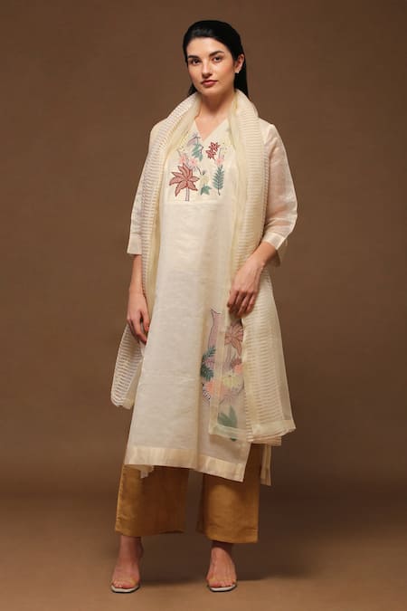 Oja White Kurta And Stole Handloom Tissue Silk, Pant Linen Satin Applique Set 