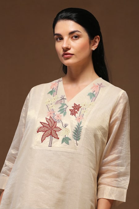 Oja_White Kurta And Stole Handloom Tissue Silk, Pant Linen Satin Applique Set _Online_at_Aza_Fashions