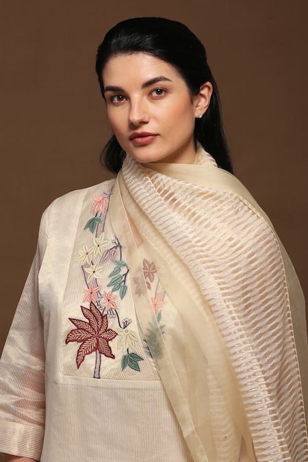 Buy_Oja_White Kurta And Stole Handloom Tissue Silk, Pant Linen Satin Applique Set _Online_at_Aza_Fashions