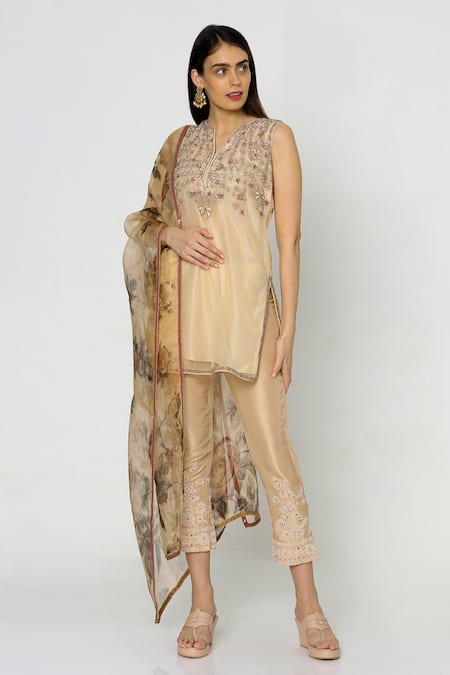 Labbada Embroidered Kurta Set 