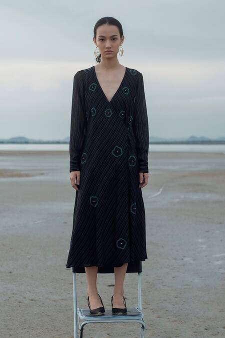 The Loom Art Black Pure Handwoven Silk V Neck Dress Online at Aza Fashions The Loom Art_Black Pure Handwoven Silk V Neck Dress _Online_at_Aza_Fashions