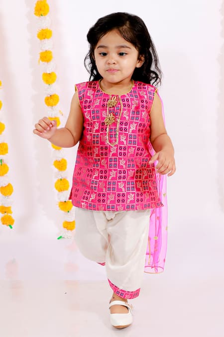 Buy Pink Cotton Blend Woven Floral Kurta Set For Girls by Little Bansi ...