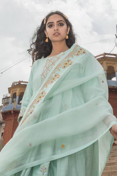 Label Earthen Green Chanderi Silk Round Anarkali Set Online at Aza Fashions Label Earthen_Green Chanderi Silk Round Anarkali Set _Online_at_Aza_Fashions