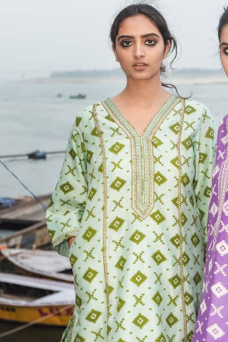 Shop Label Earthen Green Chanderi Silk V Neck Kurta Set at Aza Fashions Shop_Label Earthen_Green Chanderi Silk V Neck Kurta Set _at_Aza_Fashions