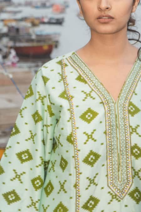 Label Earthen Green Chanderi Silk V Neck Kurta Set Online at Aza Fashions Label Earthen_Green Chanderi Silk V Neck Kurta Set _Online_at_Aza_Fashions