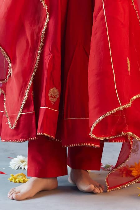 Buy_Label Earthen_Red Kurta Chiniya Silk Pant Chanderi Silk Dupatta Organza Embroidered Set _Online_at_Aza_Fashions