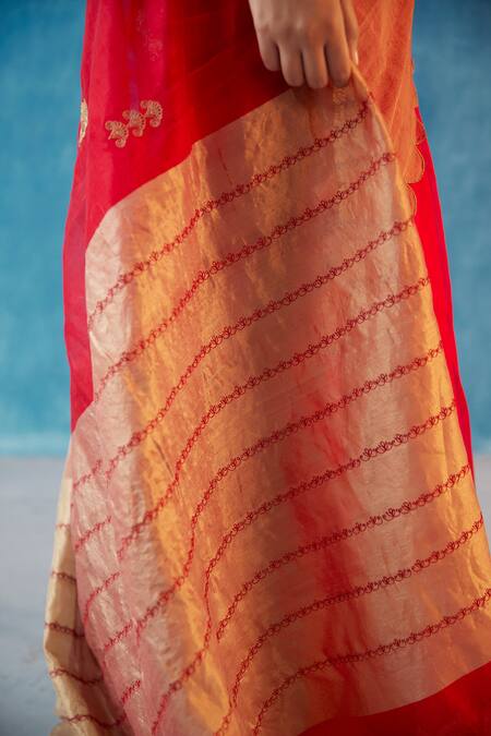 Label Earthen Red Handwoven Chanderi Silk Scoop Neck Saree With Blouse at Aza Fashions Label Earthen_Red Handwoven Chanderi Silk Scoop Neck Saree With Blouse _at_Aza_Fashions