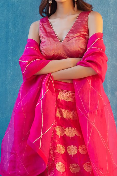 Label Earthen Pink Organza, Tissue, Banarasi, Chanderi Silk V Neck Lehenga Set Online at Aza Fashions Label Earthen_Pink Organza, Tissue, Banarasi, Chanderi Silk V Neck Lehenga Set _Online_at_Aza_Fashions