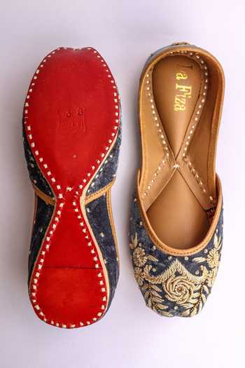 LA Fiza Grey Taabir Velvet Juttis 2