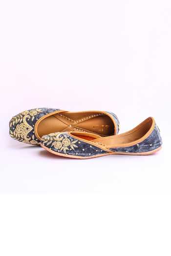 LA Fiza Grey Taabir Velvet Juttis 3