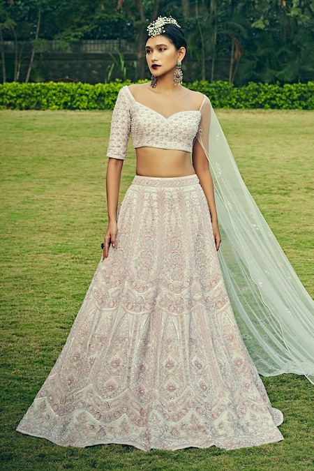 Are you bored of the red bridal look that one sees everywhere? It's time to  switch things up with your we… | Lehenga designs, Indian outfits lehenga,  Indian outfits