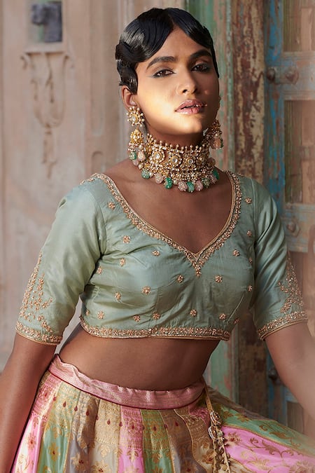 34 Impressive Jewellery Ideas to pair with your Pink Bridal Lehenga |  ShaadiSaga | Mehendi outfits, Pink bridal lehenga, Stylish party dresses